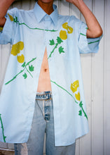 Load image into Gallery viewer, BABY BLUE YELLOW ROSE BUTTON DOWN
